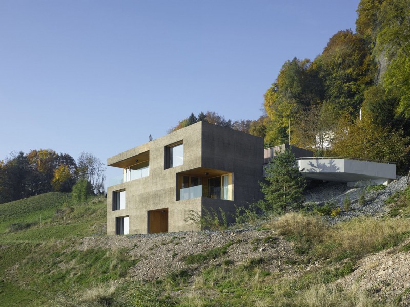 kuća-izvedena-u-kombinaciji-drvai-betona-1