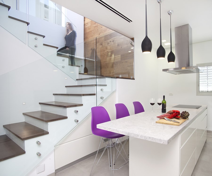 Bijela kuhinja sa ljubičastim barskim stolicama