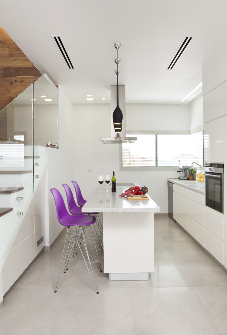 Bijela kuhinja sa ljubičastim barskim stolicama