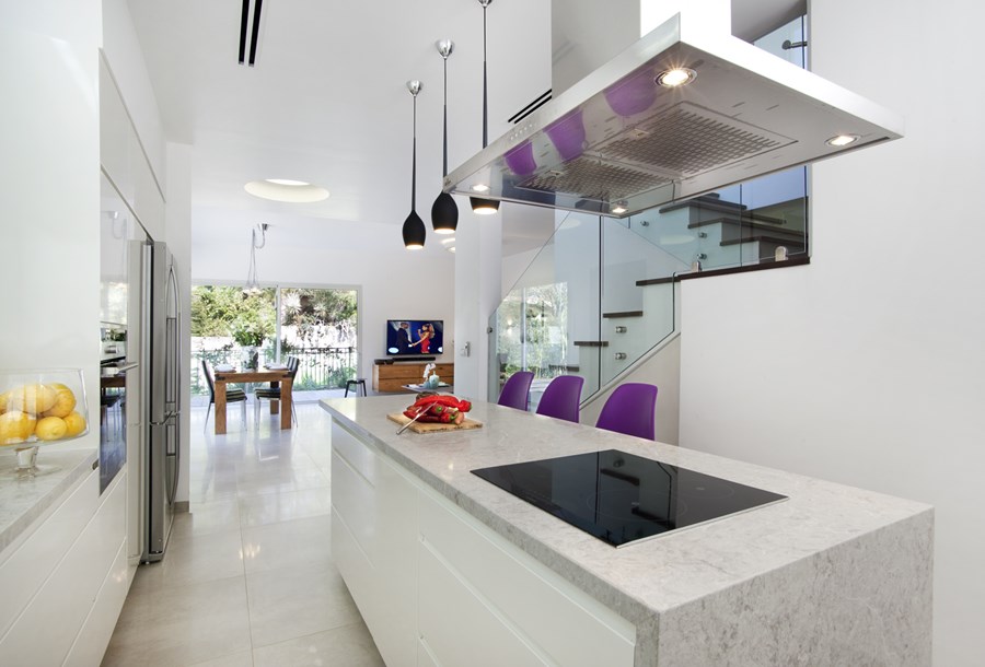 Bijela kuhinja sa ljubičastim barskim stolicama