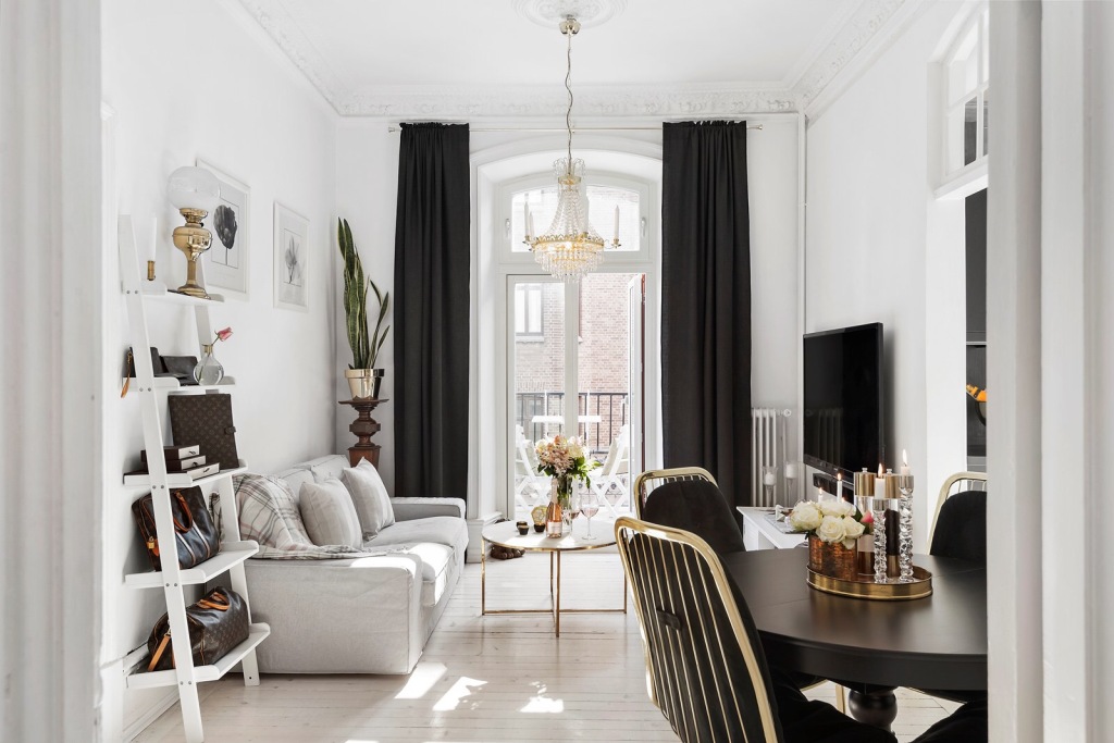 Crno-bijeli stan sa zlatnim detaljima