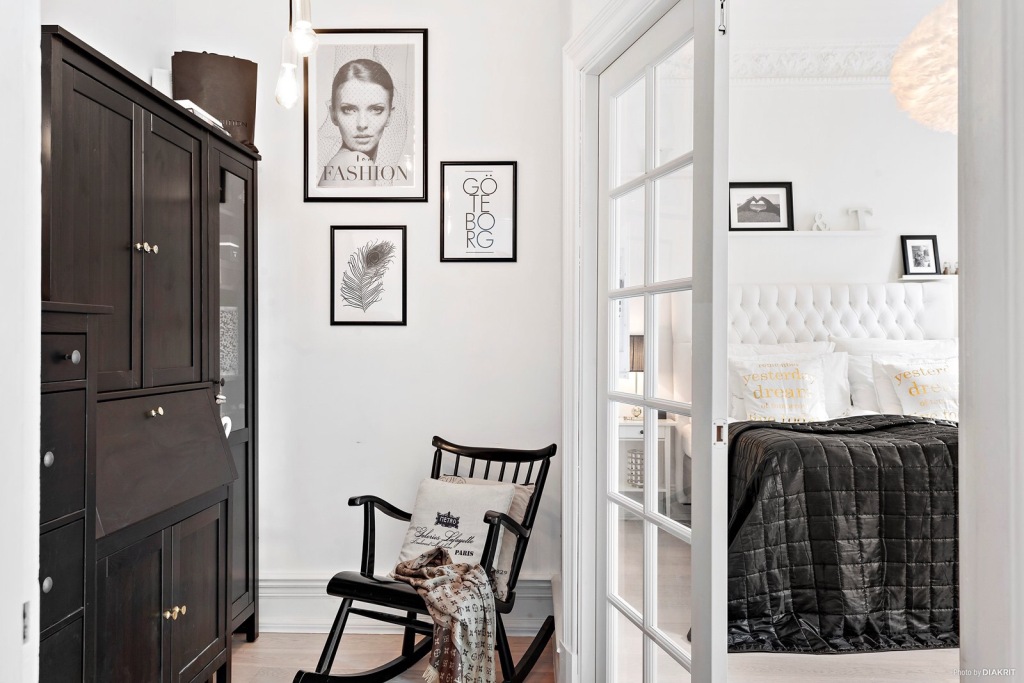 Crno-bijeli stan sa zlatnim detaljima