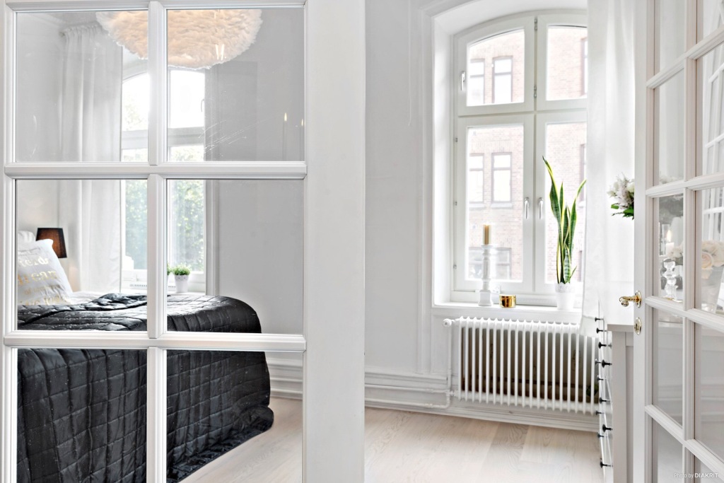 Crno-bijeli stan sa zlatnim detaljima