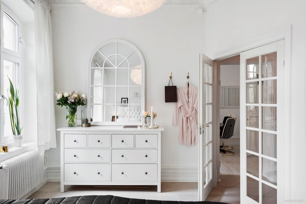 Crno-bijeli stan sa zlatnim detaljima