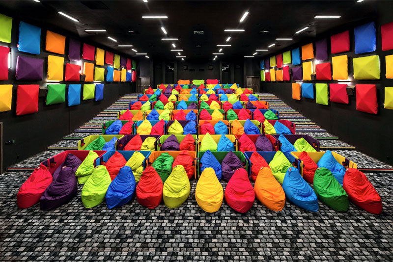 Kino ispunjeno šarenim vrećama za sjedenje