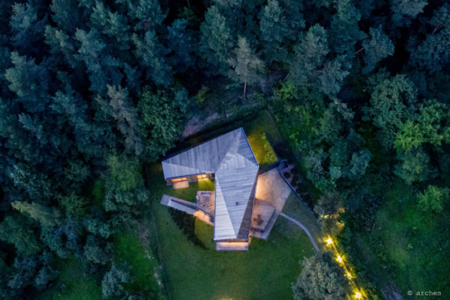Moderna vila u dolini okruženoj šumom