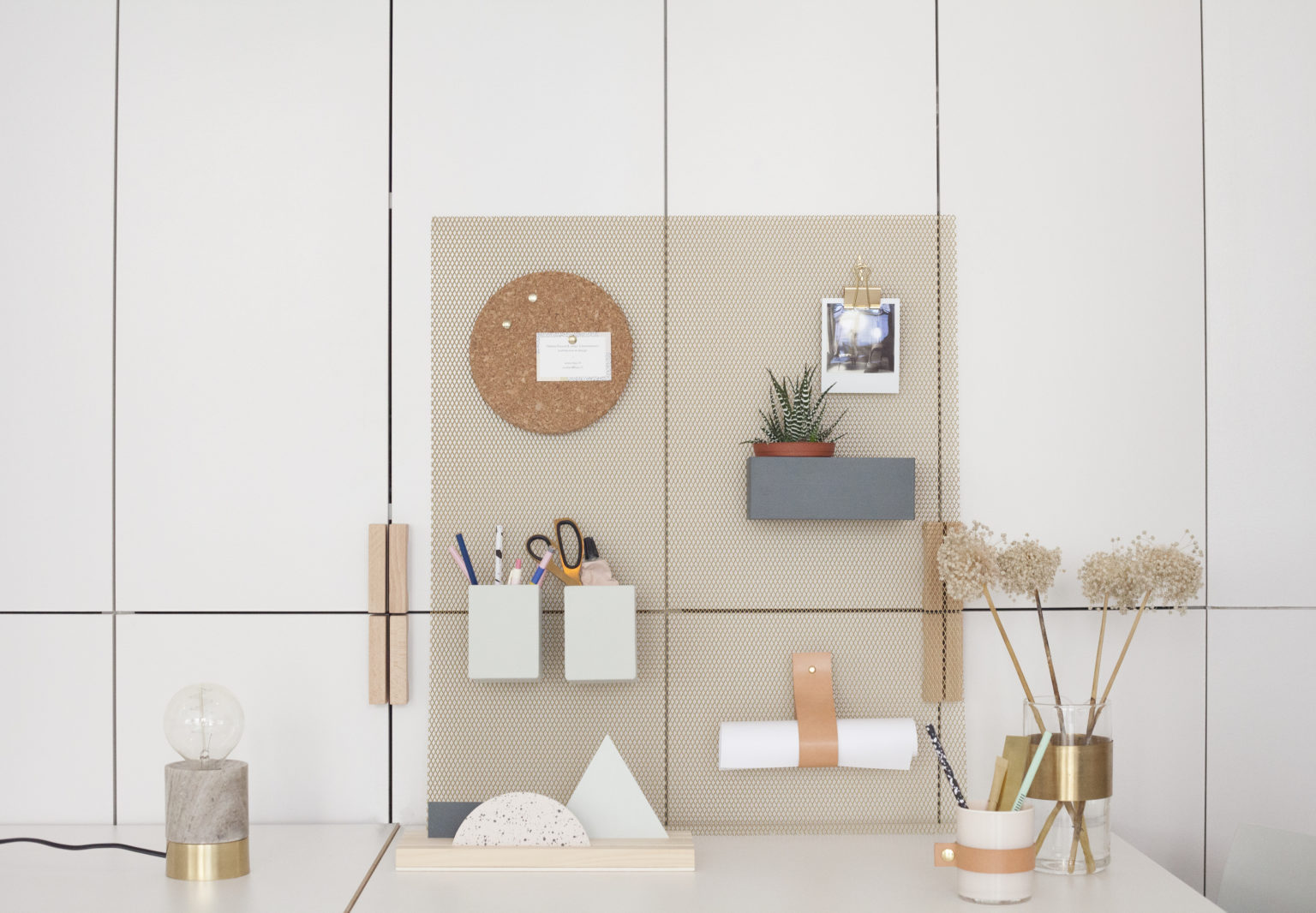DIY - oslobodite prostor na radnom stolu prebacivanjem stvari na zid