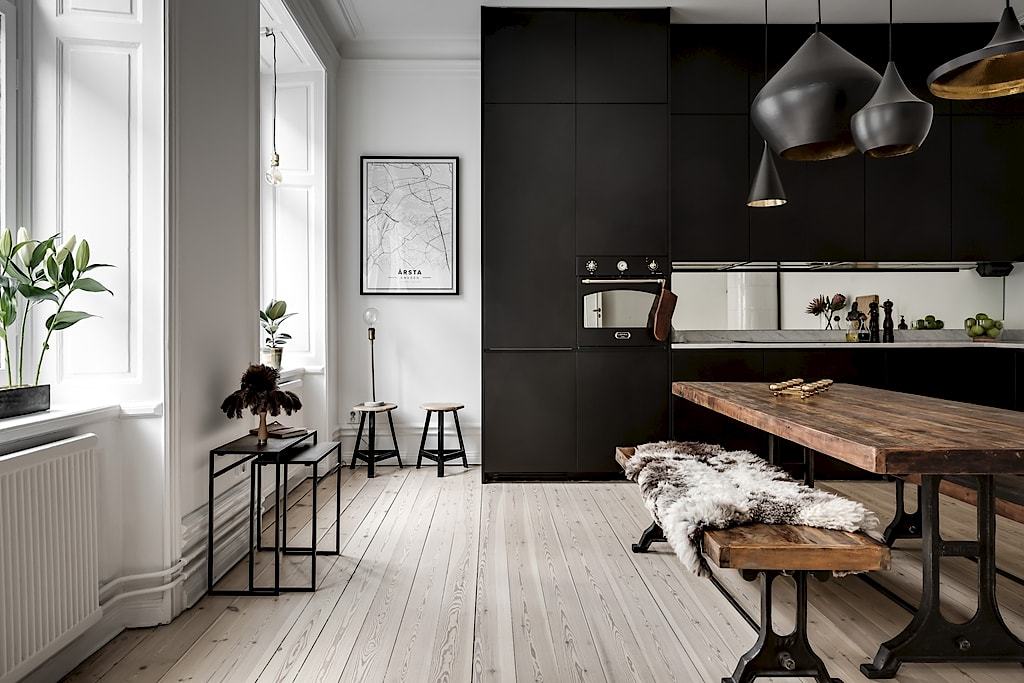Skandinavski stan sa crnom kuhinjom i zlatnim detaljima