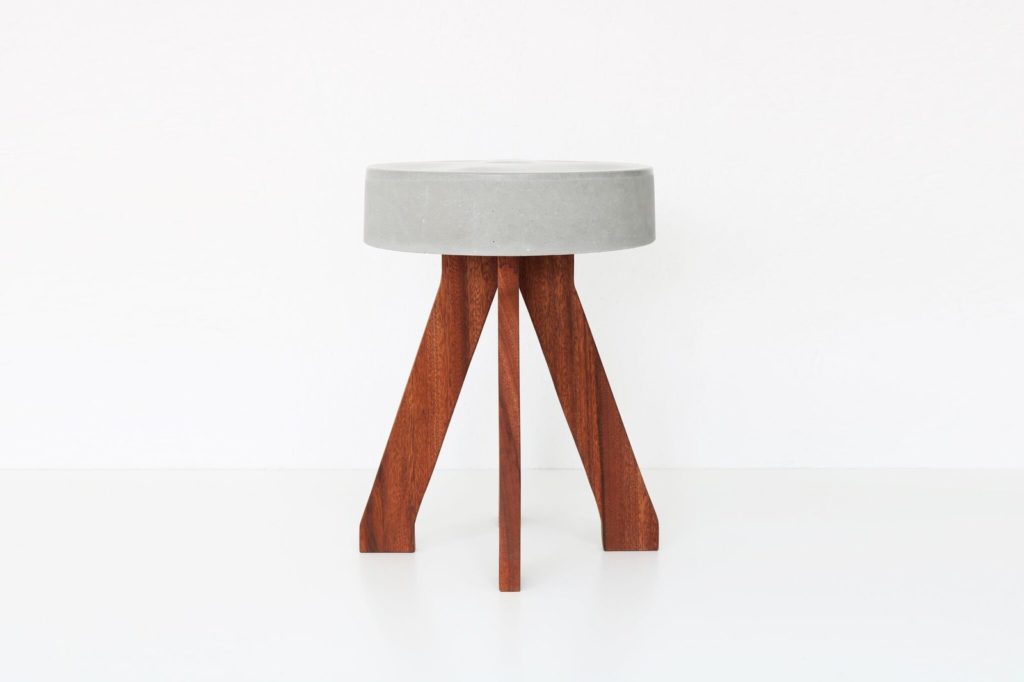 DIY - jednostavna stolica izrađena iz drva i betona