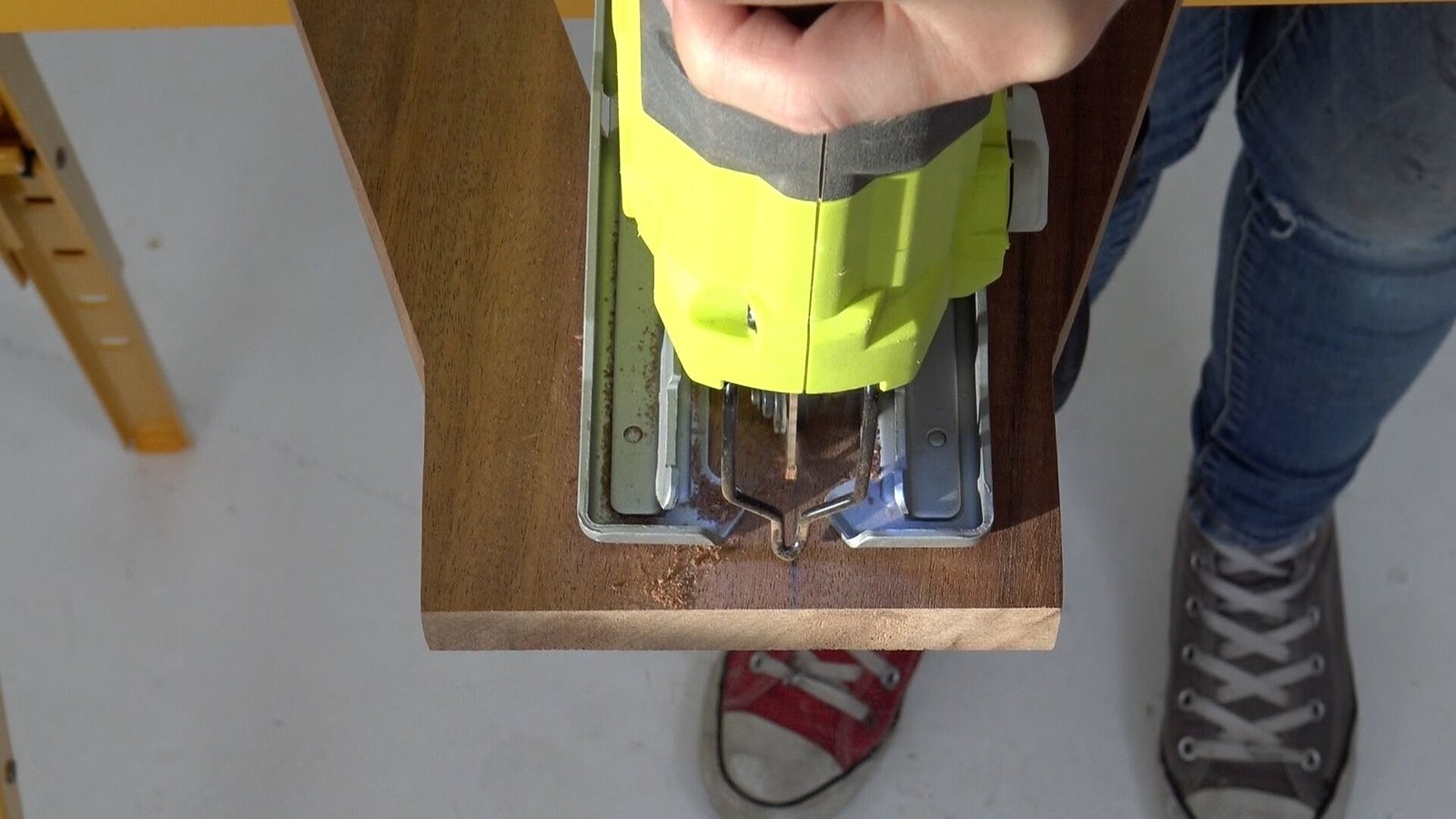 DIY - jednostavna stolica izrađena iz drva i betona