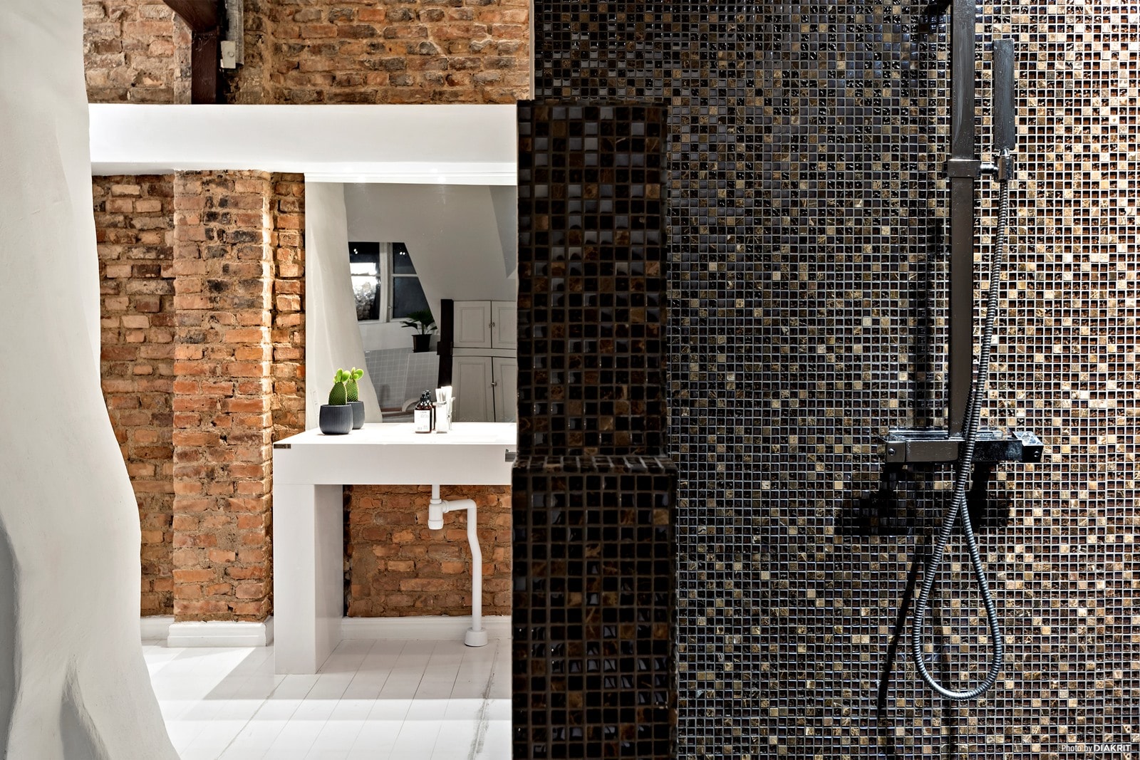 Goli zidovi u potkrovlju dvoetažnog skandinavskog stana