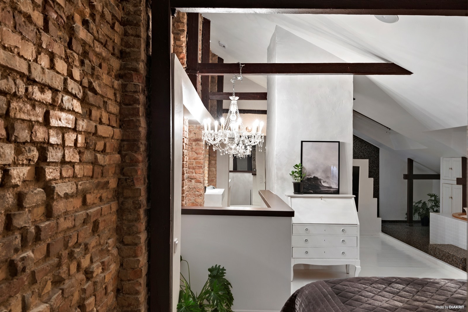 Goli zidovi u potkrovlju dvoetažnog skandinavskog stana