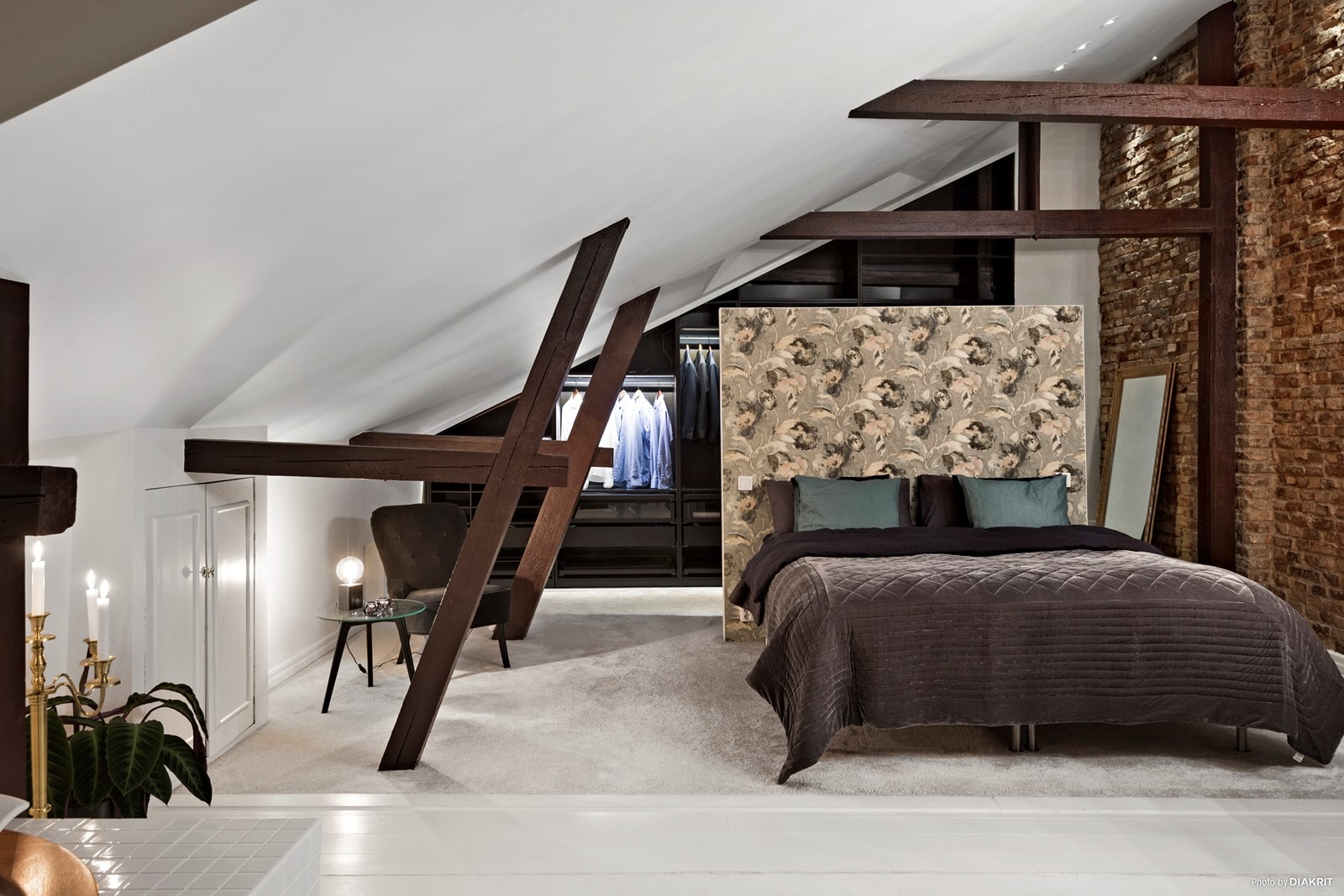 Goli zidovi u potkrovlju dvoetažnog skandinavskog stana