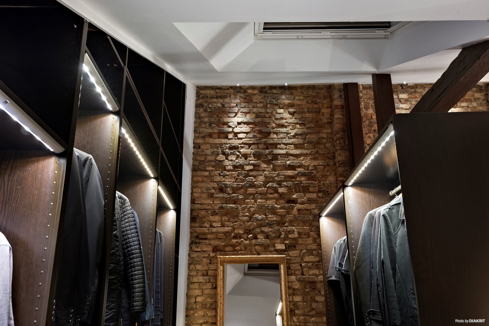 Goli zidovi u potkrovlju dvoetažnog skandinavskog stana