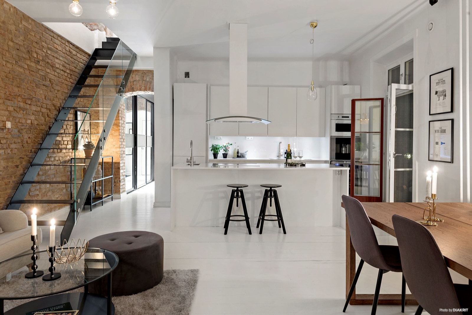 Goli zidovi u potkrovlju dvoetažnog skandinavskog stana