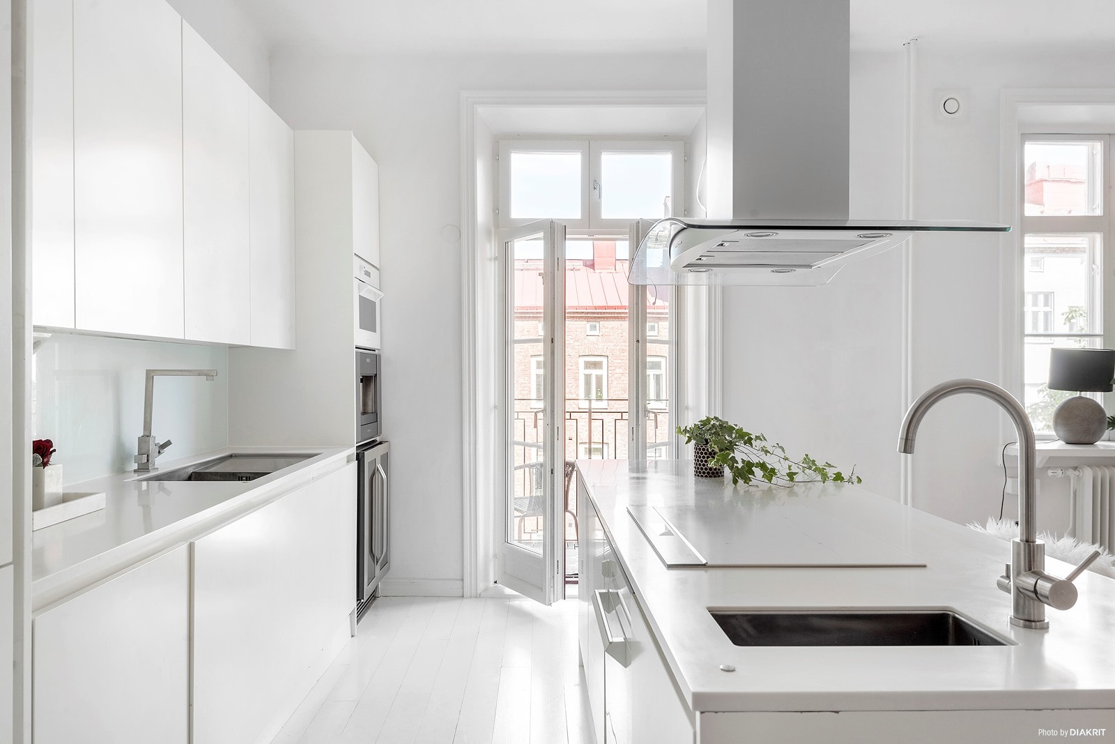 Goli zidovi u potkrovlju dvoetažnog skandinavskog stana