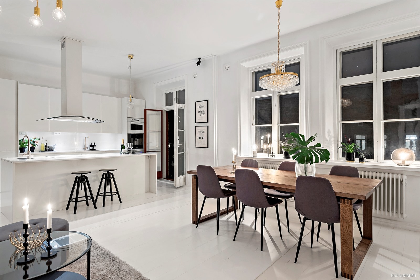 Goli zidovi u potkrovlju dvoetažnog skandinavskog stana