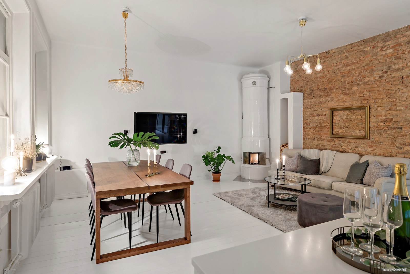 Goli zidovi u potkrovlju dvoetažnog skandinavskog stana