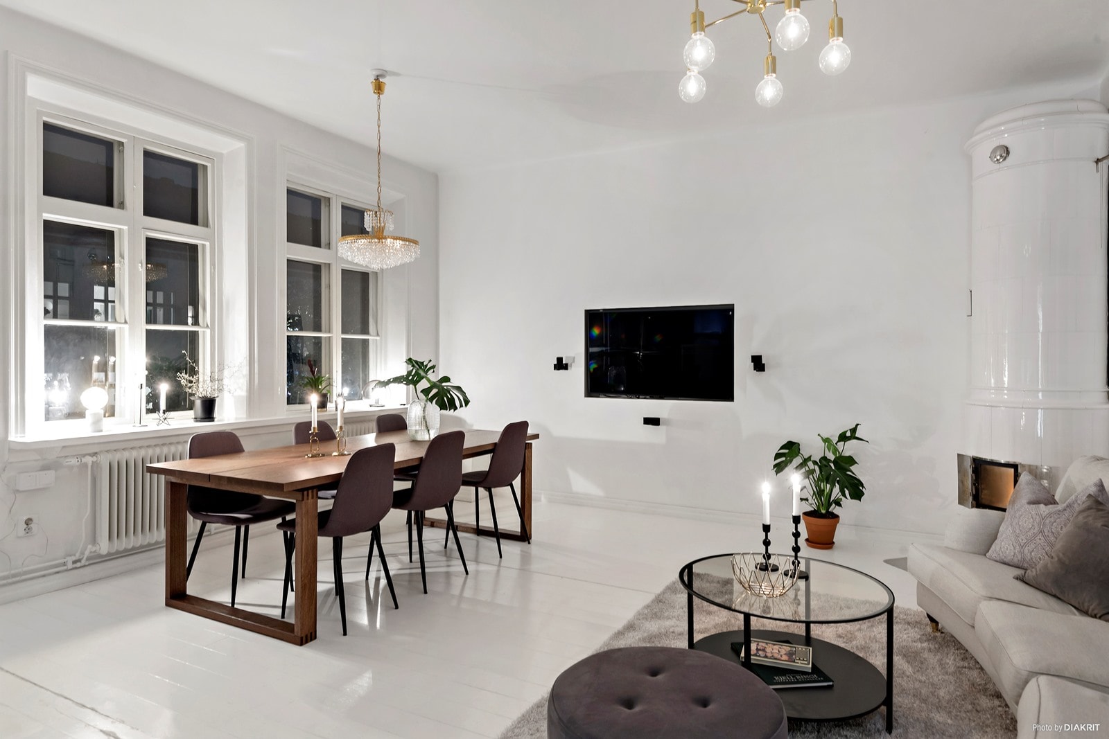 Goli zidovi u potkrovlju dvoetažnog skandinavskog stana