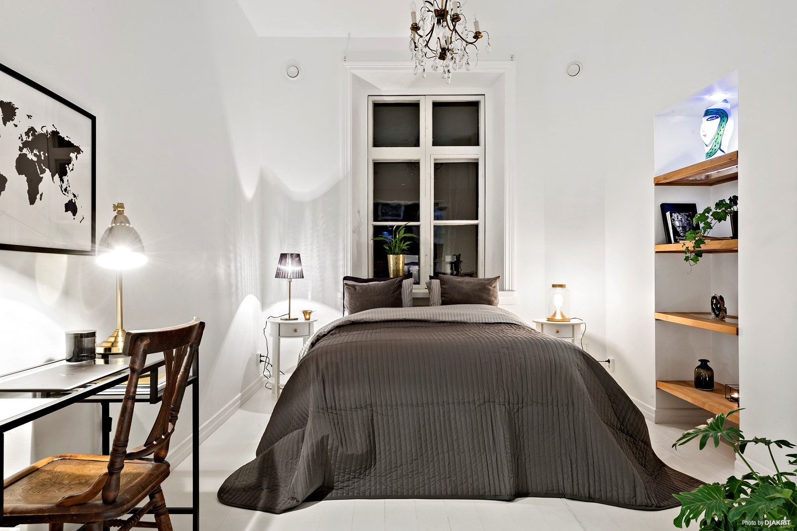 Goli zidovi u potkrovlju dvoetažnog skandinavskog stana