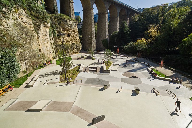 Skate park okružen povijesnim zidinama i zelenom šumom