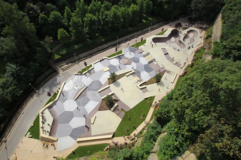 Skate park okružen povijesnim zidinama i zelenom šumom