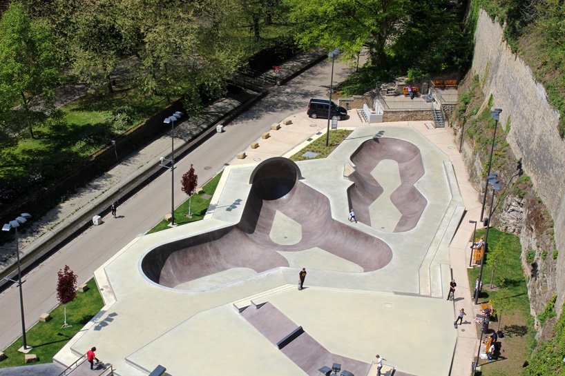 Skate park okružen povijesnim zidinama i zelenom šumom