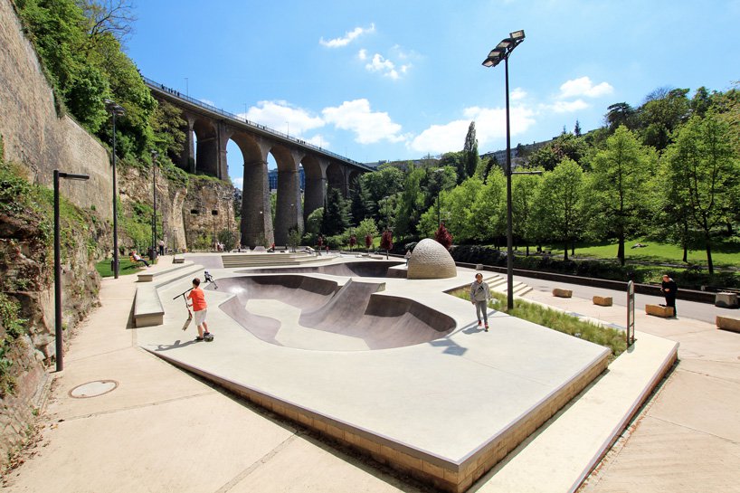 Skate park okružen povijesnim zidinama i zelenom šumom
