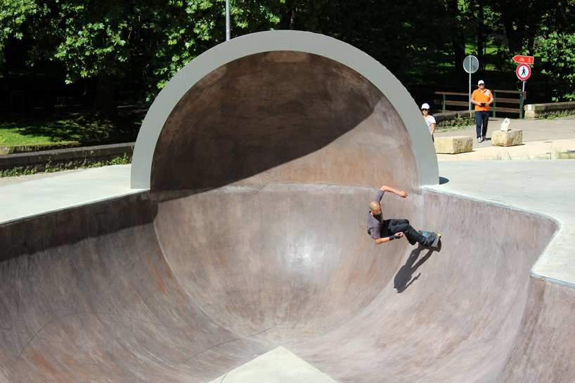 Skate park okružen povijesnim zidinama i zelenom šumom