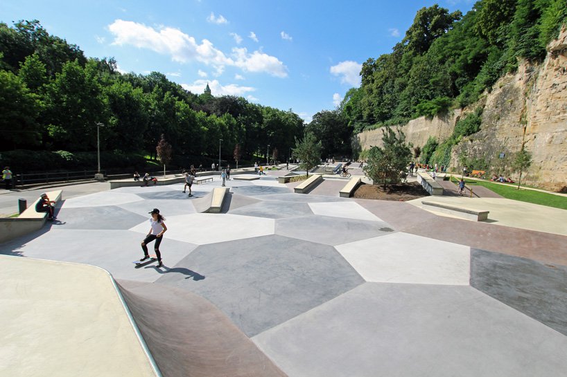 Skate park okružen povijesnim zidinama i zelenom šumom