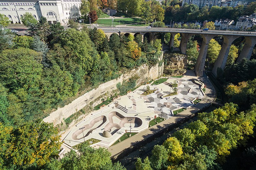 Skate park okružen povijesnim zidinama i zelenom šumom