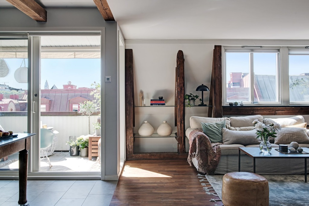 Stari stolovi u novouređenom stanu