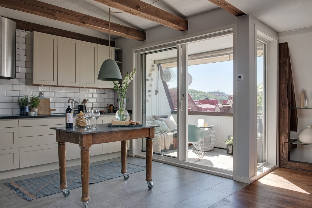 Stari stolovi u novouređenom stanu