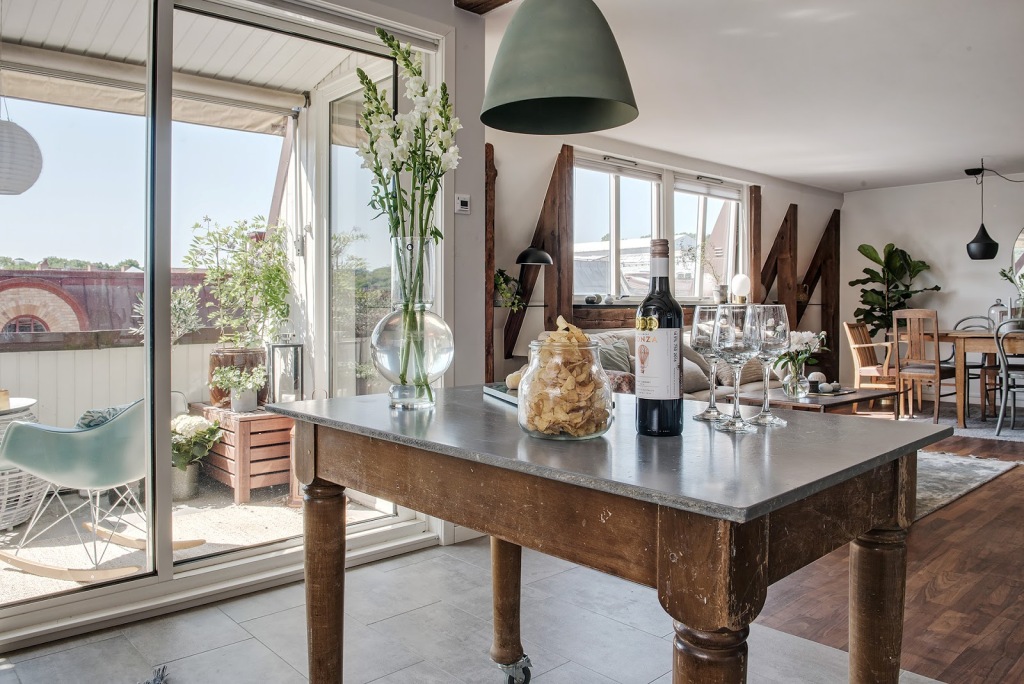 Stari stolovi u novouređenom stanu