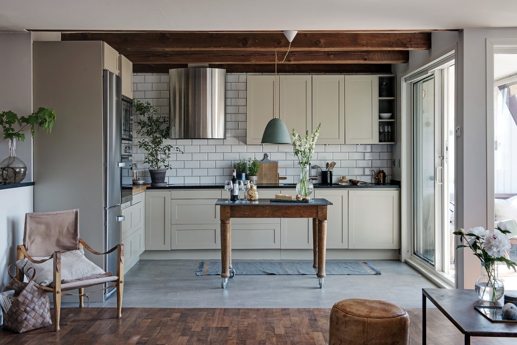 Stari stolovi u novouređenom stanu