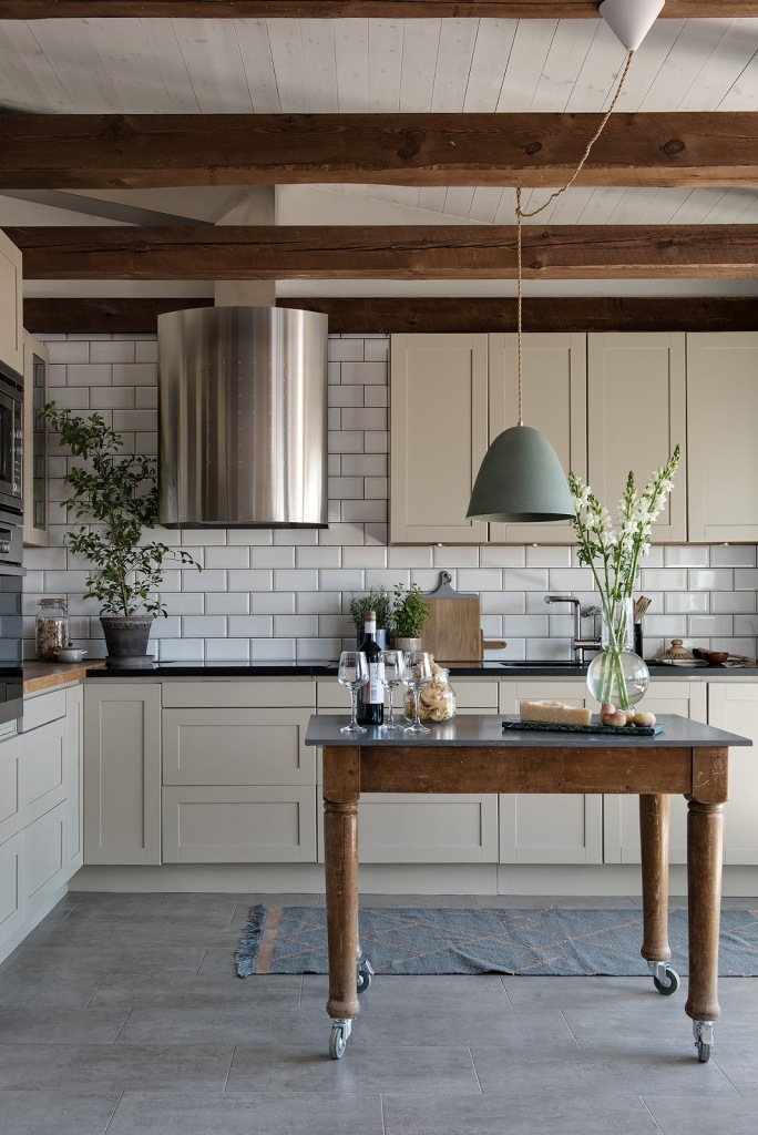 Stari stolovi u novouređenom stanu