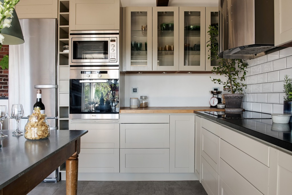 Stari stolovi u novouređenom stanu