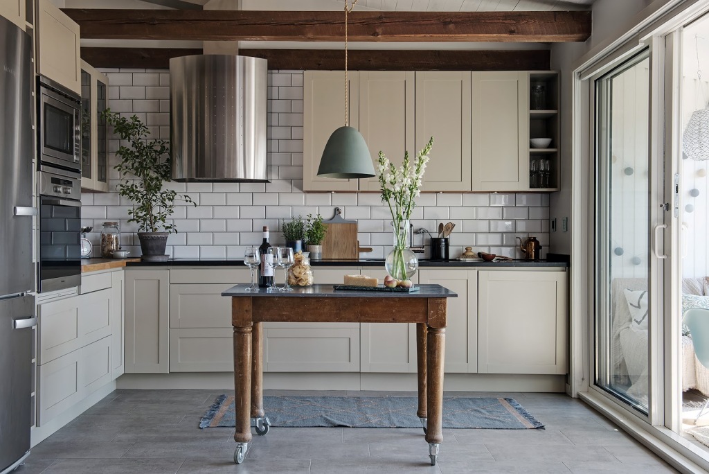 Stari stolovi u novouređenom stanu