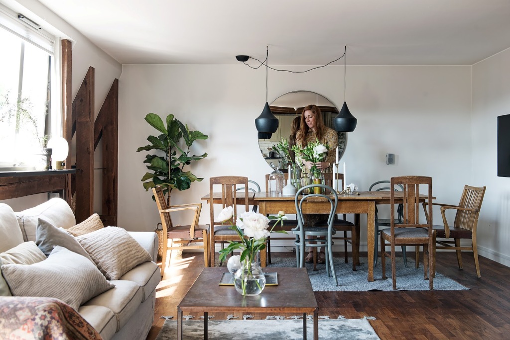 Stari stolovi u novouređenom stanu