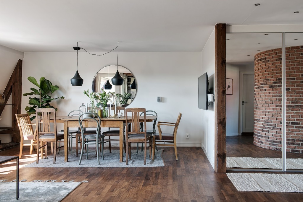 Stari stolovi u novouređenom stanu