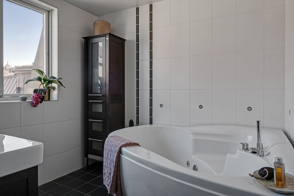 Stari stolovi u novouređenom stanu