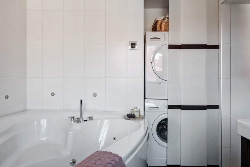 Stari stolovi u novouređenom stanu