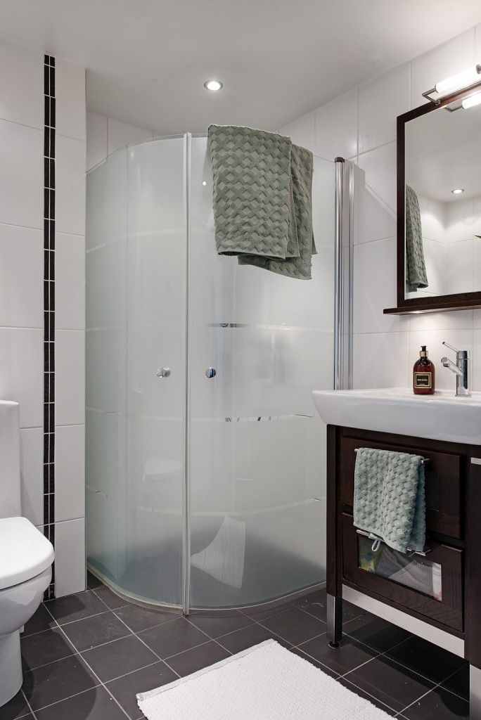 Stari stolovi u novouređenom stanu