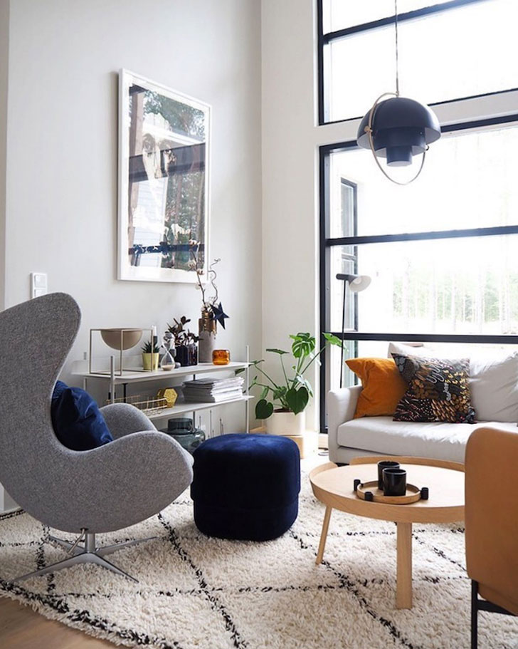 Svijetli stan i tamna spavaća soba cvijetnog uzorka