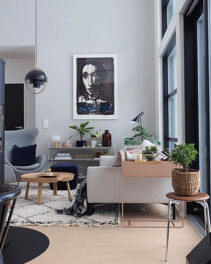 Svijetli stan i tamna spavaća soba cvijetnog uzorka