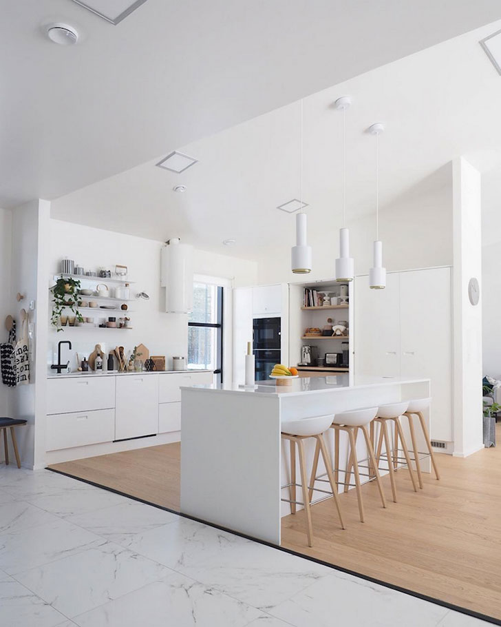 Svijetli stan i tamna spavaća soba cvijetnog uzorka