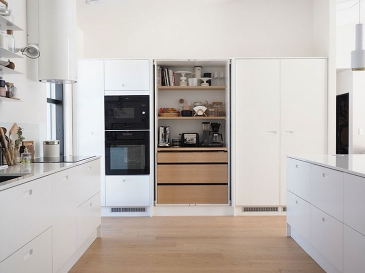 Svijetli stan i tamna spavaća soba cvijetnog uzorka