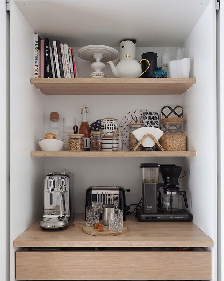 Svijetli stan i tamna spavaća soba cvijetnog uzorka