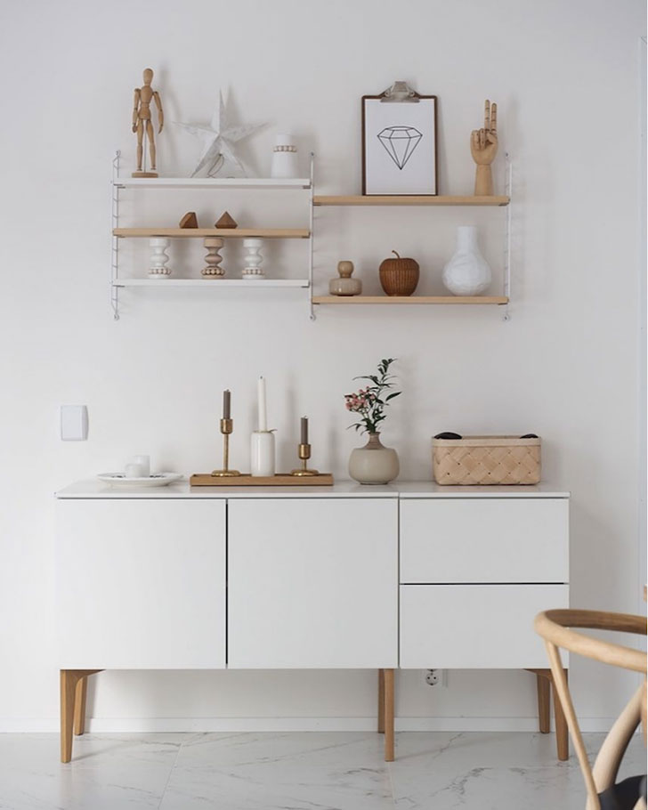 Svijetli stan i tamna spavaća soba cvijetnog uzorka