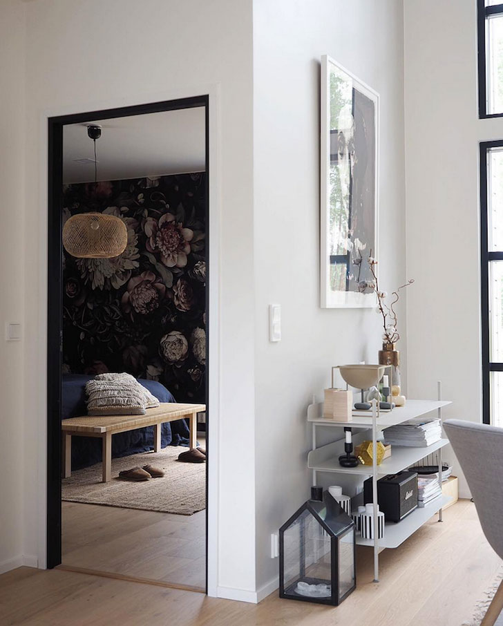 Svijetli stan i tamna spavaća soba cvijetnog uzorka